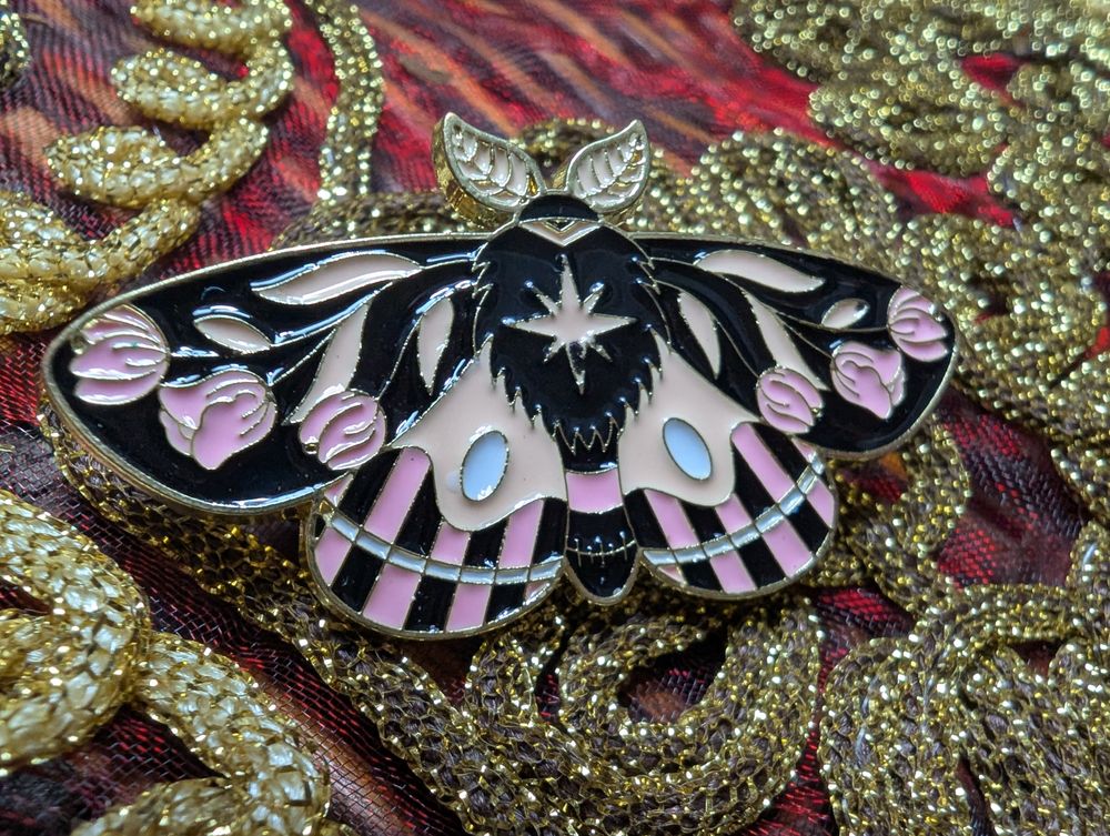 Moth rose pin